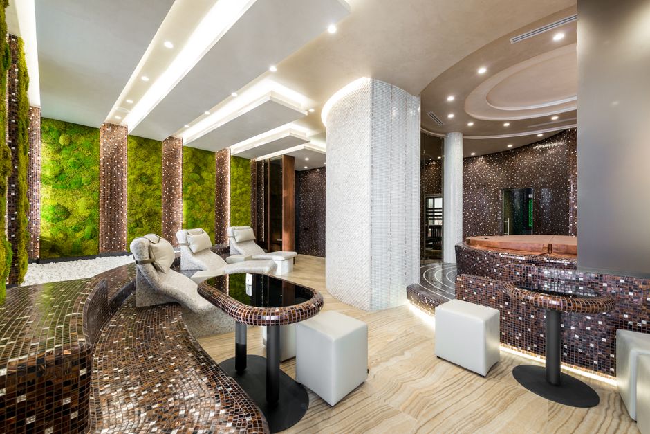 Luksuzan spa centar s dekorativnim biljkama i osvjetljenjem