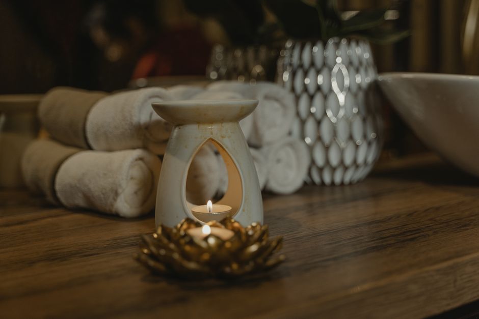 Svijeća i ručnici u spa ambijentu